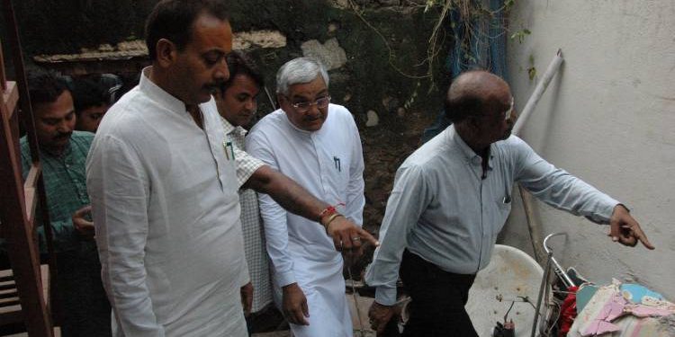 દેવુભા ચોક નજીક ધસી પડેલા મકાનના સ્થળ પર જાત તપાસ કરતા મંત્રીઓ…