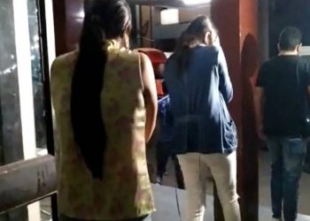 ફાર્મ હાઉસમાં ચાલતી હતી મહેફિલ  અને પોલીસ પ્રગટ થઇ…