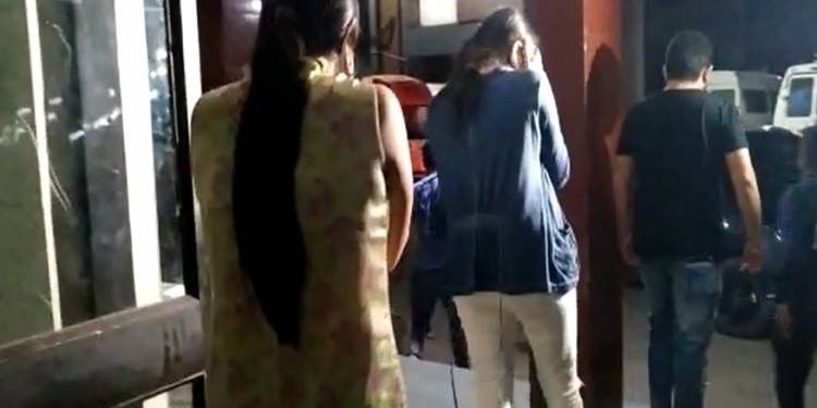 ફાર્મ હાઉસમાં ચાલતી હતી મહેફિલ  અને પોલીસ પ્રગટ થઇ…