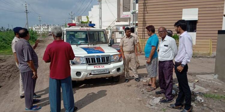 ગુલાબનગર નજીક બે મકાનોના તાળા તૂટતા પોલીસ પહોચી