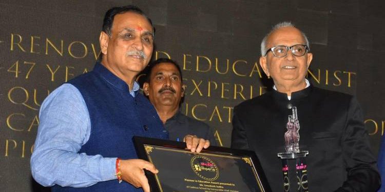 કેડમસ-સોઢા સ્કૂલ્સને મુખ્ય મંત્રી વિજય રૂપાણીના હસ્તે “પાયોનીયર  ઇન એજ્યુકેશન એવાર્ડ” આપવામાં આવ્યો