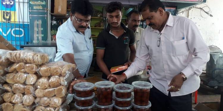 કલરવાળા મેસુબ, મોહનથાળ, બરફીના લેવાયા નમૂનાઓ