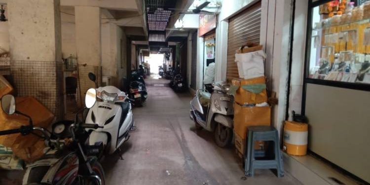 ટ્રાફિક સમસ્યાના ભરડા વચ્ચે કોર્પોરેશનના પોતાના શોપીંગ સેન્ટર પાર્કિંગ સુવિધા વિહોણા