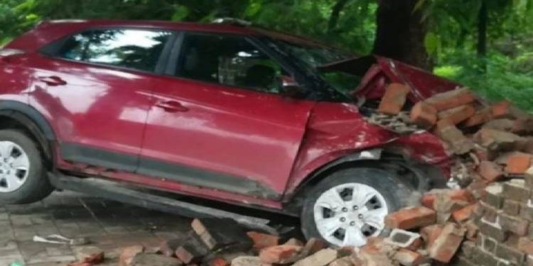 કાર અકસ્માત સર્જીને દિવાલમાં ઘુસી ગઈ..