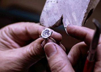 ઘરે દાગીના ધોવા આવતા શખ્સોથી ચેતવા જેવો છે આ કિસ્સો..