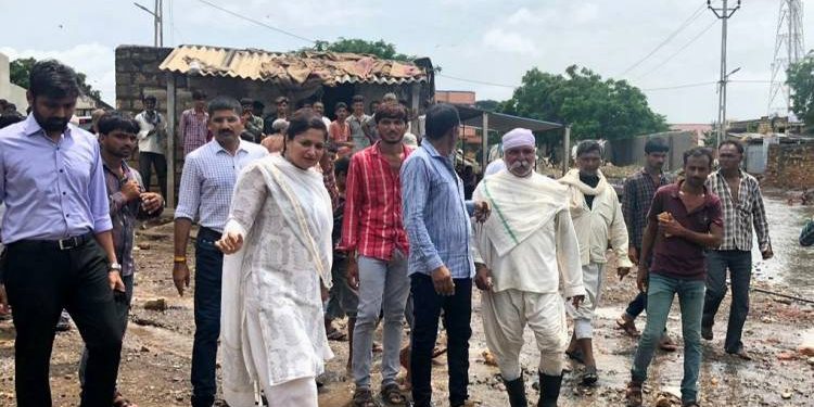 સાંસદ પૂનમબેન માડમ આસોટા સહિત અસરગ્રસ્ત  વિસ્તારોની મુલાકાતે  પહોચ્યા 