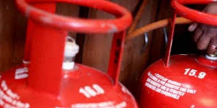 દરેડમાથી ગેસ રિફીલિંગ ઝડપાયું