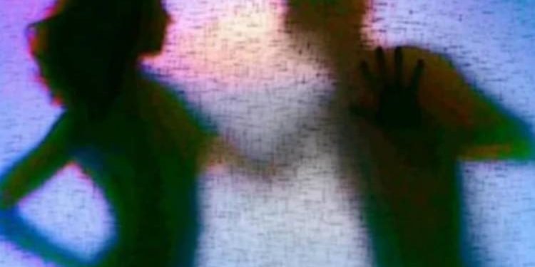 યુવતીએ રૂમમાં યુવકના અશ્લીલ ફોટા પાડી ફસાવ્યો ને પછી…