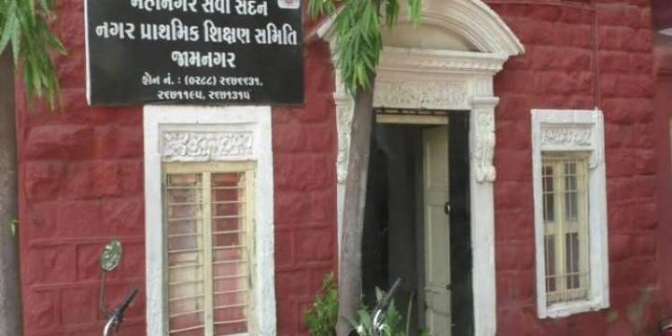 કોર્પોરેશનના નિવૃત શિક્ષકોના પગના તળીયા ઘસાઇ ગયા