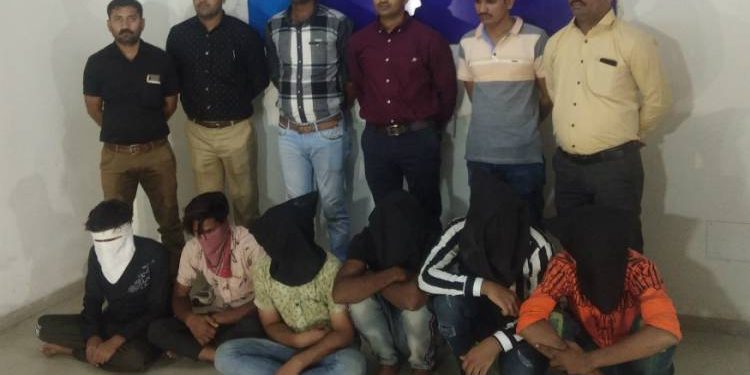 મંદીમાં બેકાર થયેલા મિત્રોની ટોળકીએ શરૂ કર્યા ‘ઉંધા ધંધા’, અને પછી…