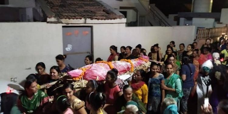 મહિલાઓએ કાઢી અનોખી નનામી, જાણીને તમને પણ લાગશે નવાઇ