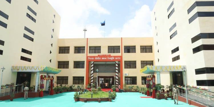 તલાટીને ઢીકાવાળી કરવી 3 પોલીસકર્મીઓને ભારે પડી 