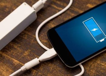 યુવા એન્જિનિયર્સની કમાલ, હવે મોબાઇલથી મોબાઇલ થશે ફોન ચાર્જ