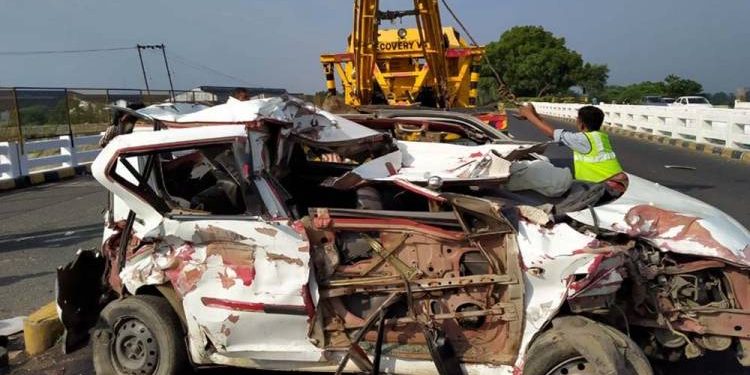 ટેન્કર સાથે અથડાતા સ્વીફ્ટ કારનું પડીકું વળ્યું, એકનું મોત