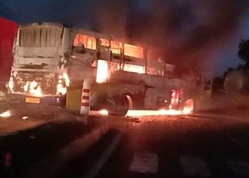 બસ અને ટ્રક વચ્ચે અકસ્માત,બસમાં ફાટી નીકળી આગ અને 