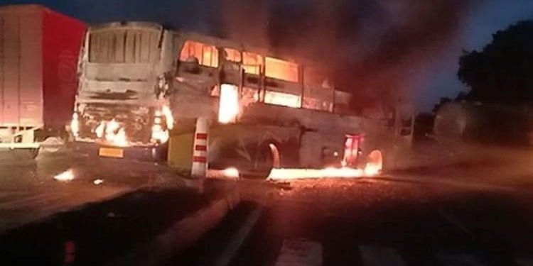 બસ અને ટ્રક વચ્ચે અકસ્માત,બસમાં ફાટી નીકળી આગ અને 