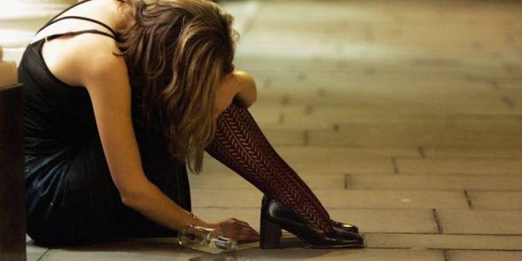 મહિલાએ ચિક્કાર દારૂ ઢિંચી ગર્લ્સ PG માથે લીધું