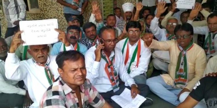 કાલાવડ ધારાસભ્ય સહિતના આગેવાનો મામલતદાર કચેરીએ ઉપવાસ આંદોલન પર…