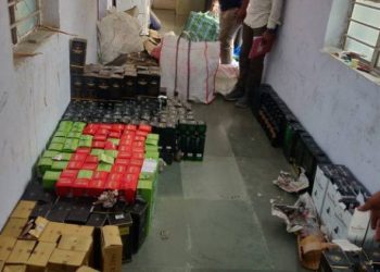 હવે તો ગાંધીજીની શાળામાંથી પણ મળ્યો દારૂનો મોટો જથ્થો !