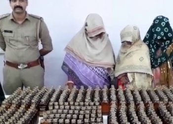 શરીરે દારૂની બોટલો બાંધી હેરાફેરી કરતી ત્રણ મહિલા ઝડપાઇ