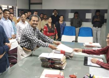 વાત સાંભળવાને બદલે કર્યું અપમાન, મહેસુલ વિભાગ હડતાલ પર