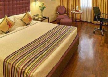 ગર્લફ્રેન્ડ સાથે હોટેલના રૂમમાં થી નીકળેલા યુવક પાસેથી મેનેજરે માંગ્યું ભાડું અને…