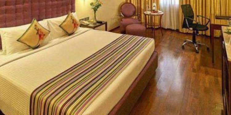 ગર્લફ્રેન્ડ સાથે હોટેલના રૂમમાં થી નીકળેલા યુવક પાસેથી મેનેજરે માંગ્યું ભાડું અને…