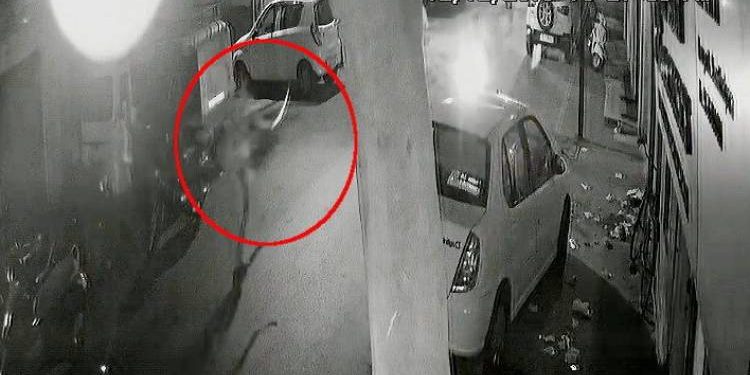 કોર્પોરેટરના ભત્રીજાની દાદાગીરી, ખુલ્લેઆમ તલવાર લઇ તૂટી પડ્યો