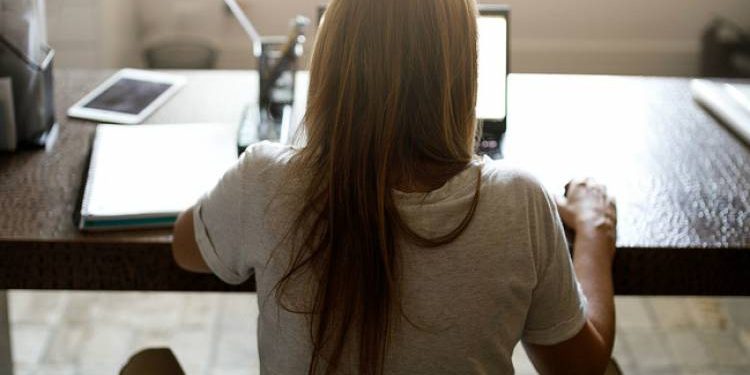 ‘ગોરી મેમ’ની મીઠી મીઠી વાતોમાં ફસાયો રત્નકલાકાર, અને પછી…