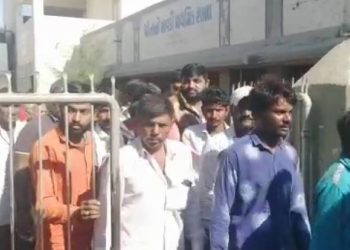 ‘જો અમારા સર નહીં આવે તો અમે આ સ્કૂલમાં પગ નહીં મૂકીએ’