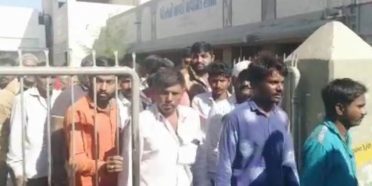 ‘જો અમારા સર નહીં આવે તો અમે આ સ્કૂલમાં પગ નહીં મૂકીએ’