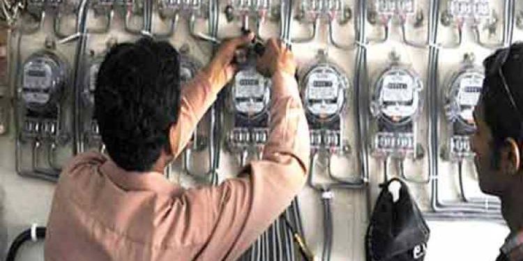 વીજચોરીની નવી મોડસ ઓપરેન્ડી પર પરદો કોણે પાડ્યો.?