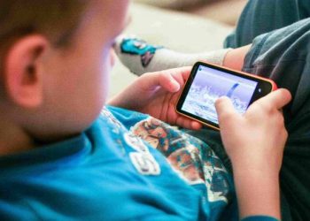 તમારું બાળક મોબાઈલ લઈને બેસે તો સાવચેત થઇ જજો અને આ કિસ્સો વાંચી લેજો