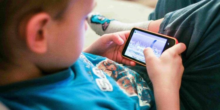 તમારું બાળક મોબાઈલ લઈને બેસે તો સાવચેત થઇ જજો અને આ કિસ્સો વાંચી લેજો