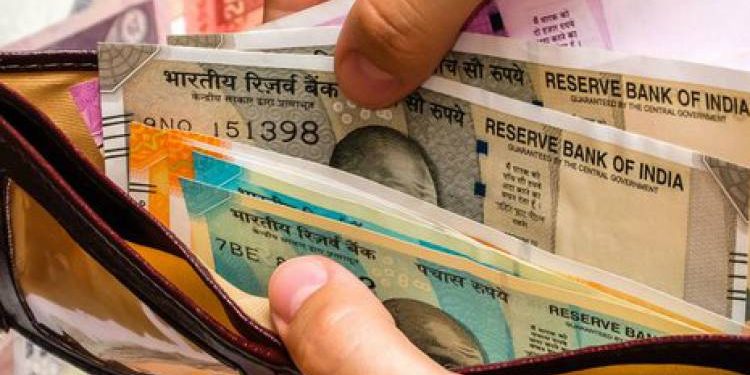 કા 50 રૂપિયાનું ઉઘરાણું લાવ કા તો પેસેન્જર ખાલી કર, ખંભાળિયામાં પેસેન્જર ભરવા..