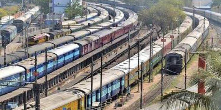 રેલવેના ડબ્બાના કલરનું શું છે રહસ્ય ?