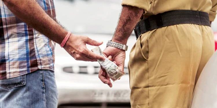 ACBની ઝપટે ચઢેલા 10 પોલીસકર્મીઓની દુરના જિલ્લાઓમાં બદલી કરી ફરજ મોકુફી હેઠળ મુકવામાં આવશે