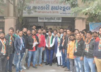 જામનગર યુથકોંગ્રેસ અને N.S.U.I. એ શિક્ષણાધિકારીને કરી રજૂઆત કે..