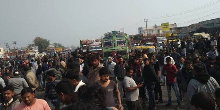 અતિ વ્યસ્ત હાઇવે પર લોકોનો ચક્કાજામ, 8 કિમી સુધી વાહનો ફસાયા