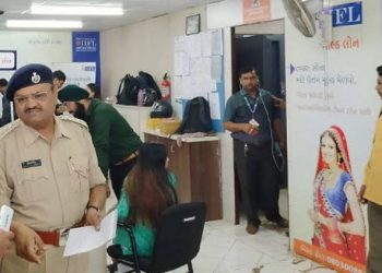 કર્મચારીઓને સેલોટેપથી બાંધી ધોળા દિવસે ફિલ્મીઢબે 10 કરોડની લૂંટ