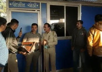 યુવકે પોલીસચોકીનો દરવાજો ખોલ્યો ને માથામાં ઘુસી ગઈ ગોળી…