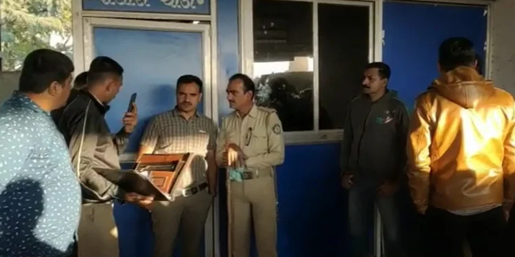 યુવકે પોલીસચોકીનો દરવાજો ખોલ્યો ને માથામાં ઘુસી ગઈ ગોળી…