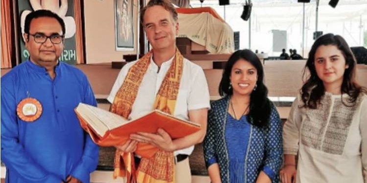 32 વર્ષથી સાત સમુંદર પાર કરી વીરપુર આવે છે આ ખાસ ભક્ત