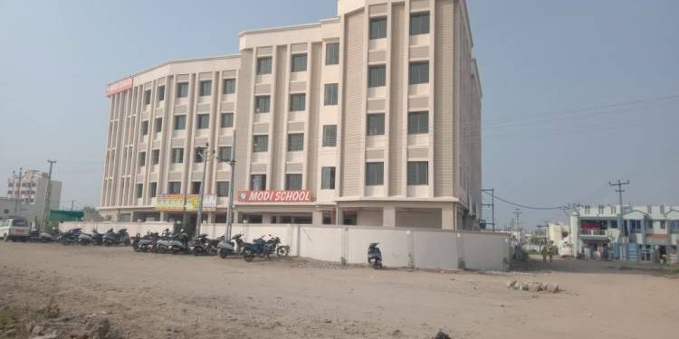 “મોદી સ્કુલ” ને આખરે બંધ કરી દેવાનો હુકમ, હવે લાખોનો દંડ કરવામાં કોની શરમ.?