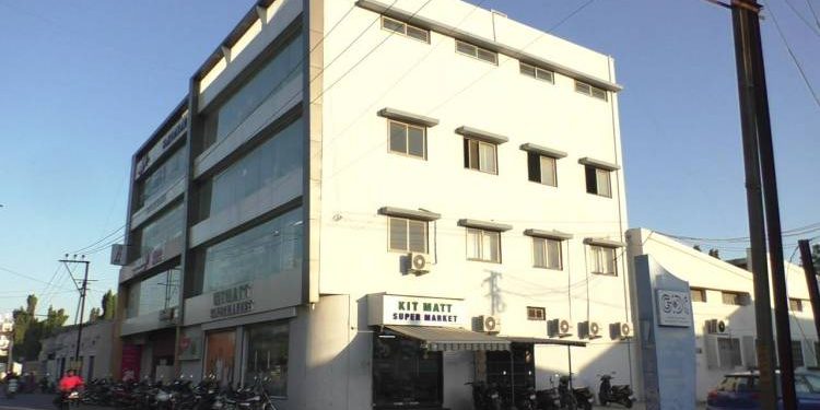 બોલો છે કોઈમાં ત્રેવડ કે અહી મારે હથોડો…