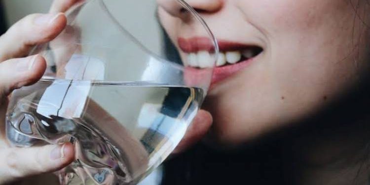 સૂતા પહેલા એક ગ્લાસ ગરમ પાણી પીવાના ફાયદા જાણી ચોંકી જશો