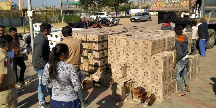 ઘાસ નીચે સંતાડેલો દારૂનો મોટો જથ્થો પકડાયો