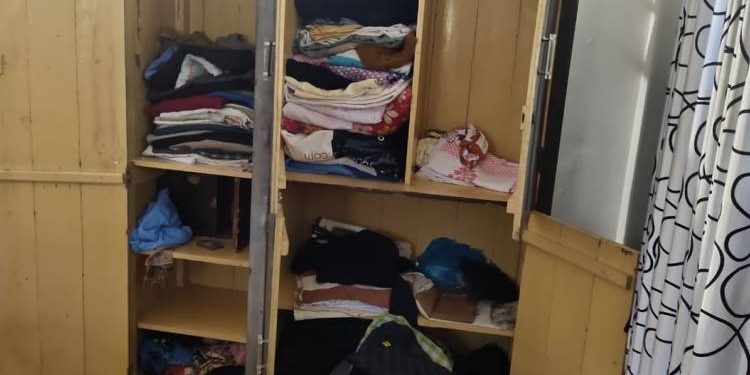 મીઠાપુર વિસ્તારમાં પોલીસ સુતી છે અને તસ્કરો જાગે છે.