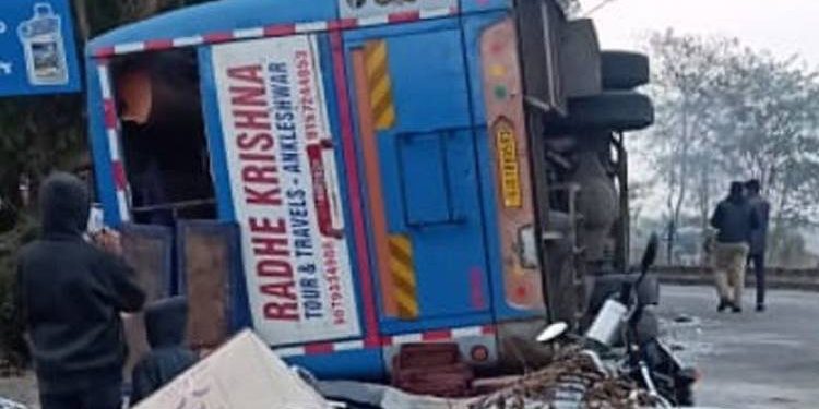 સાપુતારા પ્રવાસે જતી સ્કૂલ બસને નડ્યો અકસ્માત, 23 બાળકો ઘાયલ