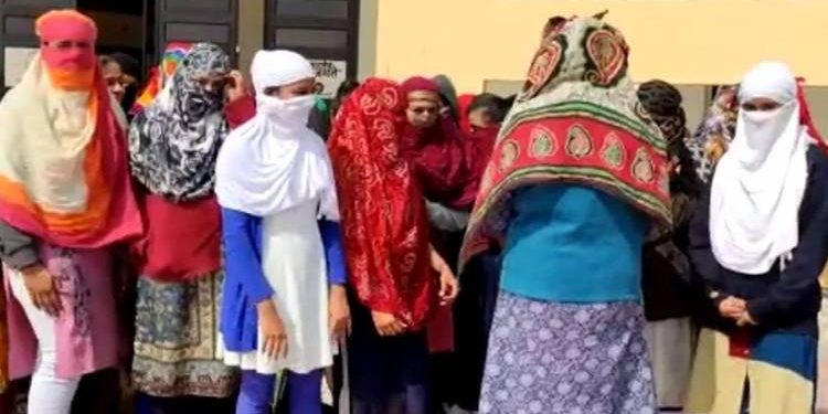 ગર્લ્સ કોલેજમાં યુવતીઓના કપડાં ઉતારી માસિક ધર્મની તપાસ કરાતા હોબાળો